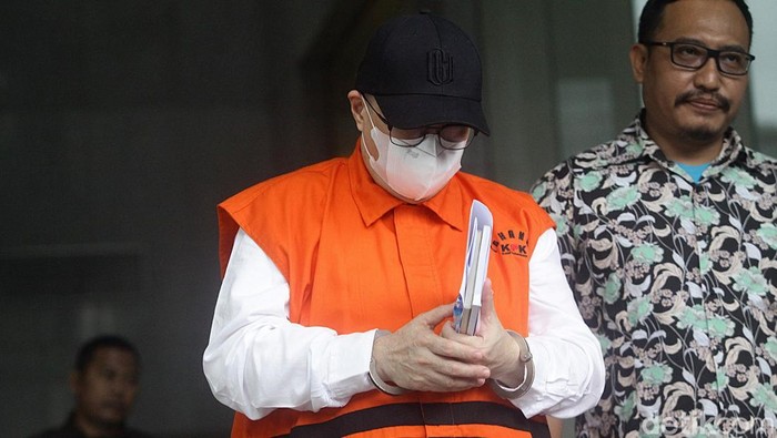 Tersangka kasus dugaaan korupsi Antonius N.S Kosasih berjalan menuju ruang pemeriksaan di Gedung Merah Putih KPK, Jakarta, Jumat (24/1/2025). Mantan Direktur Utama PT Taspen itu menjalani pemeriksaan setelah ditetapkan sebagai tersangka dalam kasus dugaan korupsi investasi fiktif di PT Taspen tahun anggaran 2019 yang mengakibatkan kerugian negara sekitar Rp 200 miliar.