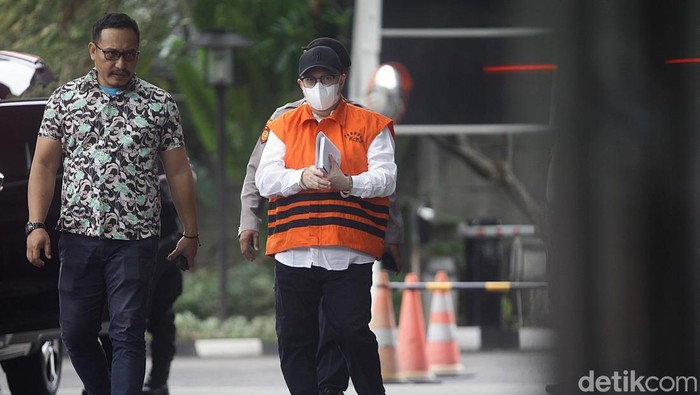 Pemeriksaan Kosasih, Tersangka Investasi Fiktif PT Taspen Tersangka kasus dugaaan korupsi Antonius N.S Kosasih berjalan menuju ruang pemeriksaan di Gedung Merah Putih KPK, Jakarta, Jumat (24/1/2025). Mantan Direktur Utama PT Taspen itu menjalani pemeriksaan setelah ditetapkan sebagai tersangka dalam kasus dugaan korupsi investasi fiktif di PT Taspen tahun anggaran 2019 yang mengakibatkan kerugian negara sekitar Rp 200 miliar.