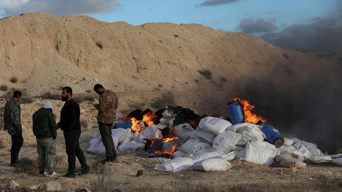 Pemerintah Suriah Musnahkan 30 Ton Narkoba Sisa Rezim Assad, Ini Potretnya A pile of illicit drugs burns, under the supervision of the Narcotics Control Department at Syria interior ministry, in Damascus, Syria, January 23, 2025. REUTERS/Yamam Al Shaar