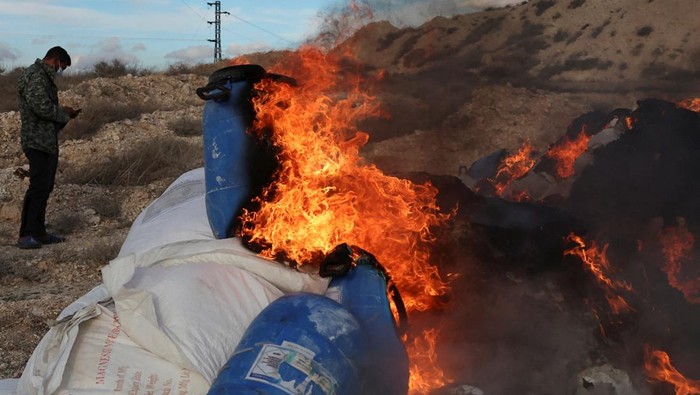 Pemerintah Suriah Musnahkan 30 Ton Narkoba Sisa Rezim Assad, Ini Potretnya A pile of illicit drugs burns, under the supervision of the Narcotics Control Department at Syria interior ministry, in Damascus, Syria, January 23, 2025. REUTERS/Yamam Al Shaar