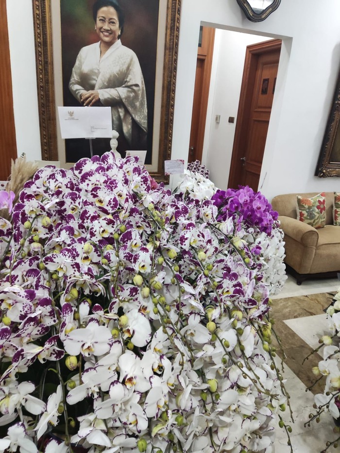 Presiden Prabowo Subianto mengirimkan karangan bunga dan bunga anggrek untuk Ketum PDIP Megawati Soekarnoputri yang merayakan HUT ke-78.