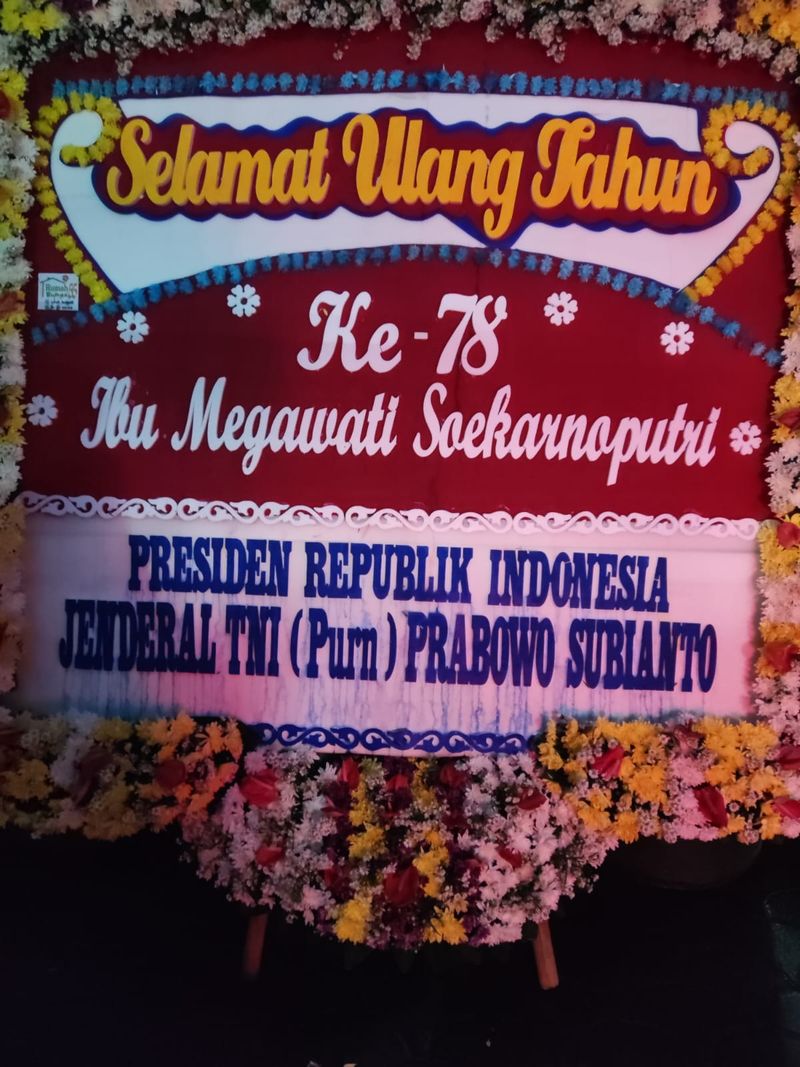 Presiden Prabowo Subianto mengirimkan karangan bunga dan bunga anggrek untuk Ketum PDIP Megawati Soekarnoputri yang merayakan HUT ke-78.