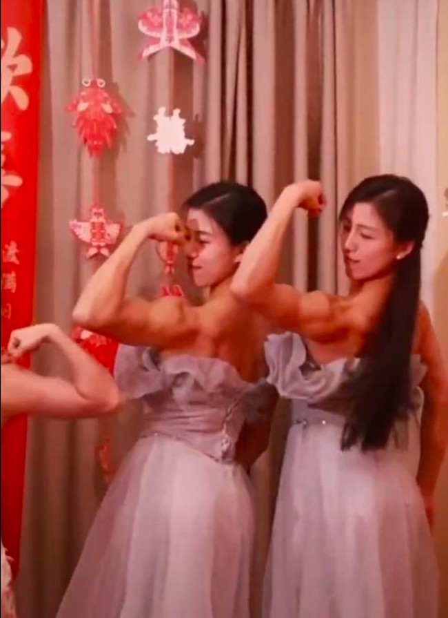 Di hari bahagianya, Shi Fan ditemani oleh para sahabat yang juga datang dari dunia body building. Shi Fan dan keempat bridesmaid pun tak ragu memamerkan otot mereka. Foto: Dok. Weibo