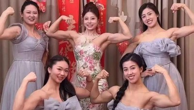 8 Foto Pernikahan Viral, Pengantin dan Bridesmaid Sama-sama Kekar Berotot