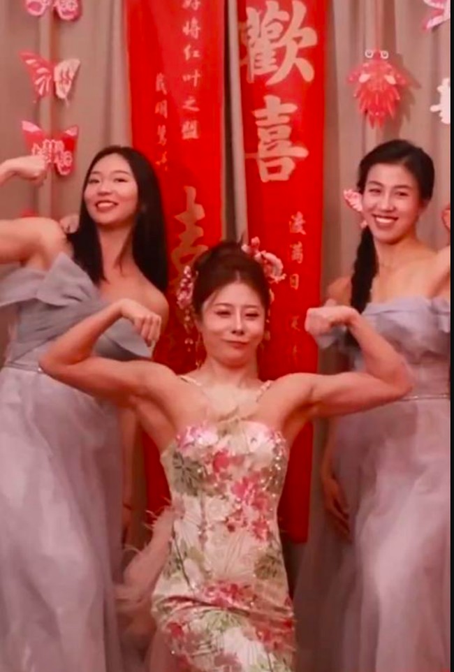 Shi Fan sendiri adalah seorang guru olahraga di Universitas Hubei bertubuh atletis yang sering ikut lomba binaraga. Tahun lalu ia memenangkan Kejuaraan Overall Fit Model di Lithuania. Foto: Dok. Weibo