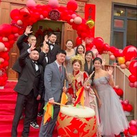 Dilaporkan bahwa dua dari keempat bridesmaid telah memenangkan medali emas di berbagai kompetisi binaraga internasional. “Semua bridesmaid suka latihan binaraga. Kami semua suka memamerkan perawakan kami,” ujarnya. Foto: Dok. Weibo