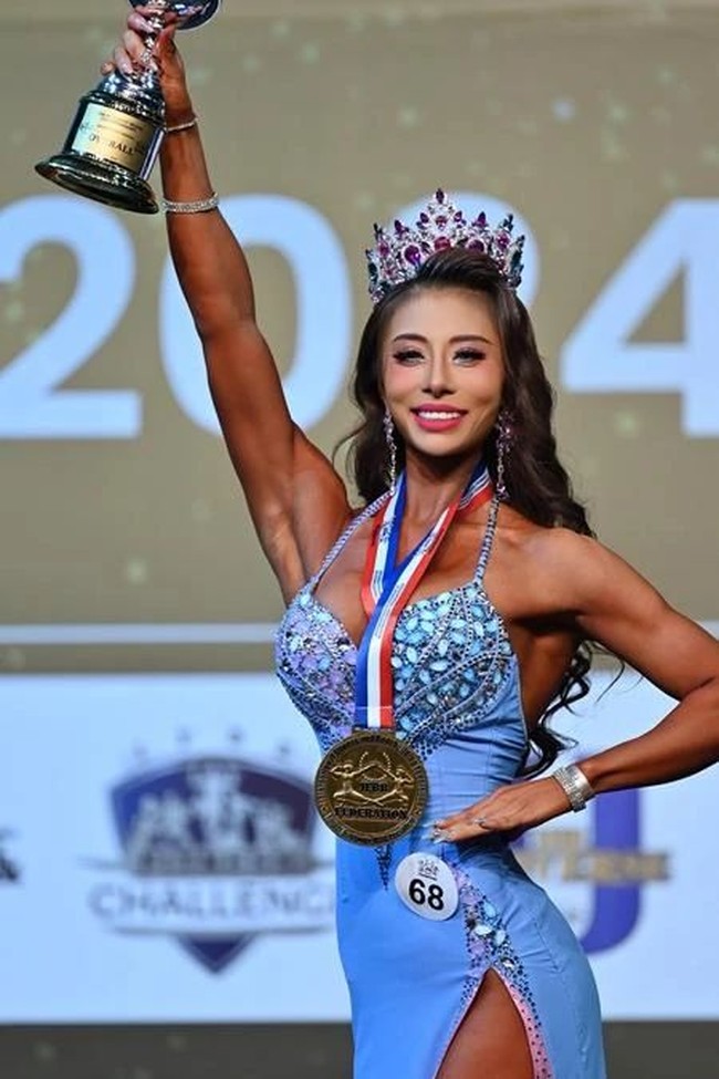 “Binaraga mengharuskan kamu untuk tidak memiliki kekurangan pada bentuk tubuh kamu sendiri. Seperti atlet dalam olahraga kompetitif, kita juga perlu mengejar kesempurnaan,”   “Bentuk tubuh yang bagus membuat aku percaya diri, gelar kehormatan ‘atlet olahraga internasional’ yang diakui negara juga sudah mengubah nasibku,” tambahnya. Foto: Dok. Weibo