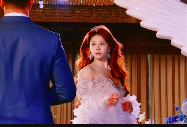 Seorang pengantin bernama Shi Fan baru-baru ini menggelar pernikahan yang jadi perbincangan. Dalam foto yang viral, penampilan Shi Fan dan para bridesmaid menuai perhatian karena tampak berotot.Foto: Dok. Weibo