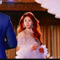 Seorang pengantin bernama Shi Fan baru-baru ini menggelar pernikahan yang jadi perbincangan. Dalam foto yang viral, penampilan Shi Fan dan para bridesmaid menuai perhatian karena tampak berotot.Foto: Dok. Weibo