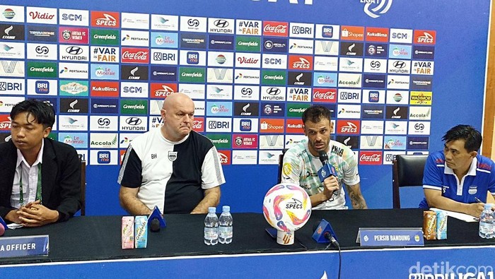 Bojan Hodak (dua dari kiri), pelatih Persib Bandung