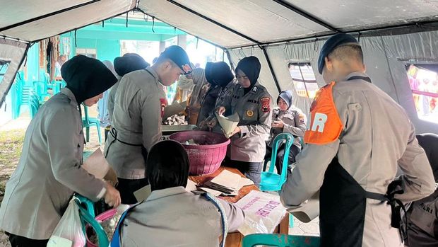 Personel Brimob juga mendirikan dapur lapangan di Kebon Agung untuk memberikan konsumsi bagi masyarakat yang terdampak bencana banjir di Demak (dok istimewa).