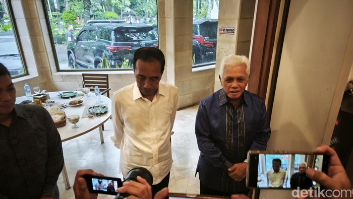 Pertemuan Ketua Majelis Penasihat PAN Hatta Rajasa, dengan Presiden ke-7 Republik Indonesia Joko Widodo (Jokowi) di Rumah Makan Ikan Cianjur, Kelurahan Manahan, Solo, Jumat (24/1/2025).