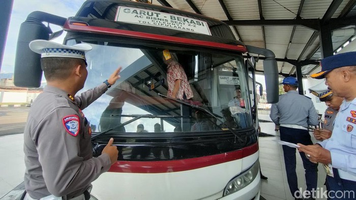 Petugas gabungan mengecek kesiapan kendaraan angkutan wisatawan