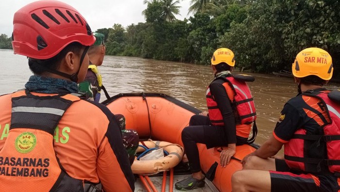 Petugas saat melakukan pencarian petani yang hanyut tenggelam di Sungai Komering