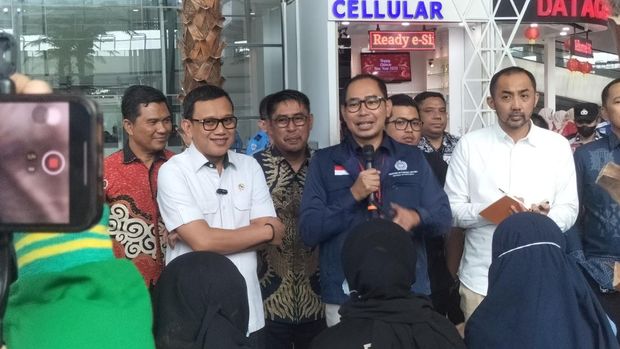 PMI yang dideportasi Arab Saudi tiba di Bandara Soekarno Hatta. Mereka disambut oleh Menteri P2MI Abdul Kadir Karding.