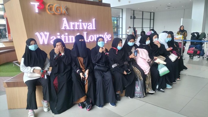 PMI yang dideportasi Arab Saudi tiba di Bandara Soekarno Hatta. Mereka disambut oleh Menteri P2MI Abdul Kadir Karding.