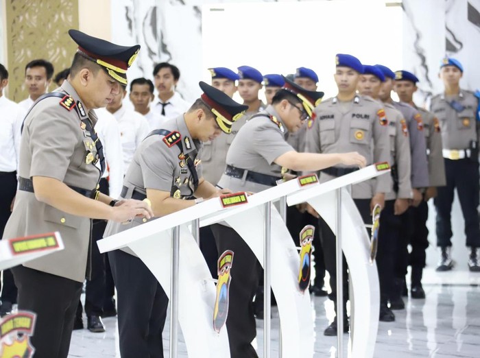 Momen serah terima jabatan Kapolrestabes Semarang, Kapolres Karanganyar, dan Kapolres Temanggung di Polda Jateng, Jumat (24/1/2025).