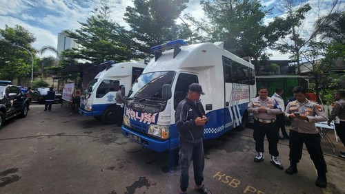 Polda Metro Jaya memfasilitasi pembuatan SIM warga korban kebakaran Kemayoran Gempol di posko bencana Polres Jakpus.