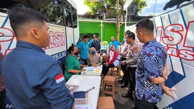 Polda Metro Jaya memfasilitasi warga korban kebakaran Kemayoran Gempol untuk membuat SIM baru.