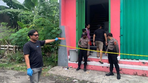 Polisi melakukan olah TKP di ruko teknisi wifi tewas di Lingkungan Karangsokong, Kelurahan Subagan, Karangasem, Jumat (24/1/2025) (dok. Polres Karangasem)