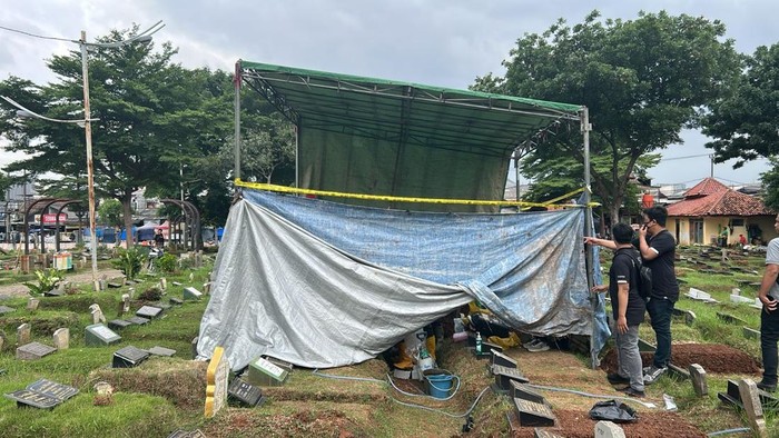 Polisi membongkar makam pria yang dibunuh kakak ipar di Gambir, Jakpus untuk dilakukan autopsi.