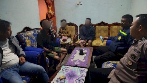 Polisi memediasi kasus suami ancam istri dengan parang di Kelurahan Naioni, Kecamatan Alak, Kota Kupang, NTT), Jumat (24/01/2025) subuh. (Dok. Polresta Kupang Kota)