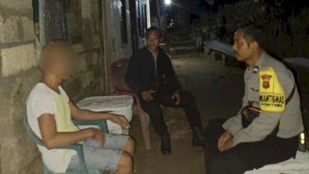 Polisi menangkap Ketua RT 11, Son Ludji, di kediamannya di Kelurahan Fontein, Kecamatan Kota Raja, Kota Kupang, NTT, karena mengancam istrinya dengan parang dan pisau. (Dok. Polresta Kupang Kota)