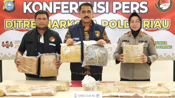 Polisi menunjukkan barang bukti. (Foto: Istimewa).