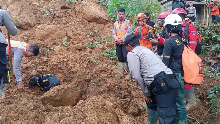 Polri mengirimkan satuan Brimob Polda Jawa Tengah untuk membantu proses evakuasi korban bencana alam di beberapa Kabupaten di Jateng (dok istimewa).