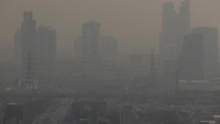 Pada Jumat (24/1) waktu setempat, menurut IQAir, level polutan PM2.5 -- mikropartikel penyebab kanker yang cukup kecil untuk memasuki aliran darah melalui paru-paru -- mencapai 108 mikrogram per meter kubik.  
