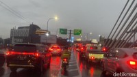 Tidak hanya di Jalan Pasteur, di Flyover Pasupati pun terjadi antrean panjang (Foto: Wisma Putra/detikJabar).