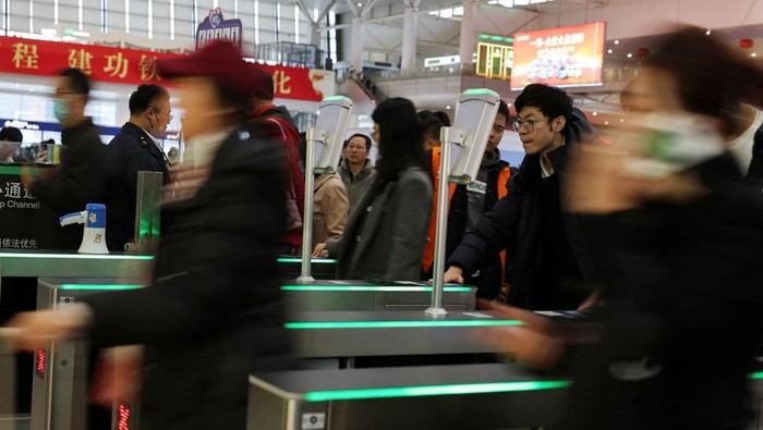 Potret Ramainya Stasiun Kereta Shanghai Jelang Imlek People walk on the platform to board a train during the Spring festival travel rush ahead of the Lunar New Year, at Shanghai Hongqiao railway station in Shanghai, China, January 24, 2025. REUTERS/Go Nakamura