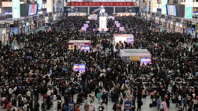 Potret Ramainya Stasiun Kereta Shanghai Jelang Imlek