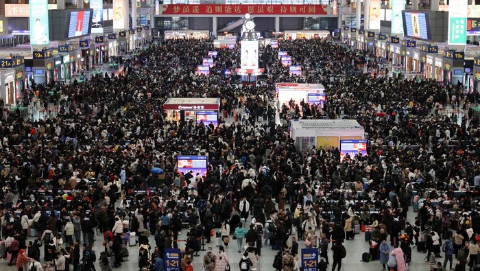 People walk on the platform to board a train during the Spring festival travel rush ahead of the Lunar New Year, at Shanghai Hongqiao railway station in Shanghai, China, January 24, 2025.  REUTERS/Go Nakamura