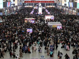 Potret Ramainya Stasiun Kereta Shanghai Jelang Imlek