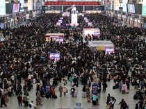 Potret Ramainya Stasiun Kereta Shanghai Jelang Imlek