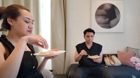 Saat liburan ke Italia, Aaliyah putuskan masak rendang untuk makan bersama Thariq di penginapan mereka. Foto: Instagram Aaliyah Massaid