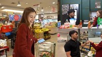 Terakhir ini keseruan Thariq dan Aaliyah saat belanja bulanan bersama. Beli bahan makanan sampai saus sambal. Foto: Instagram Aaliyah Massaid