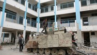 Tank tersebut rusak terkena rudal anti-tank Hamas.  