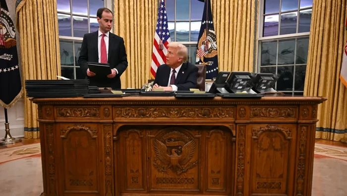 Presiden AS Donald Trump saat bertemu wartawan  pada 20 Januari 2025.
