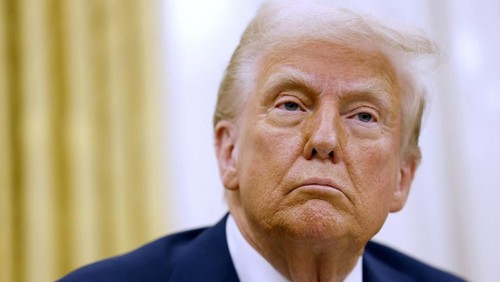 WASHINGTON, DC - JANUARY 23: U.S. President Donald Trump speaks to reporters after signing a series of executive orders in the Oval Office of the White House on January 23, 2025 in Washington, DC. Trump signed a range of executive orders pertaining to issues including crypto currency, Artificial Intelligence, and clemency for anti-abortion activists.   Anna Moneymaker/Getty Images/AFP (Photo by Anna Moneymaker / GETTY IMAGES NORTH AMERICA / Getty Images via AFP)