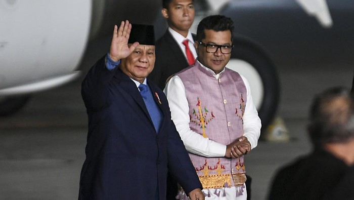 Presiden Prabowo tiba di India Presiden Prabowo Subianto (tengah) didampingi Menteri Negara untuk Urusan Luar Negeri India Pabitra Margherita (kedua kanan) menyaksikan tarian setibanya di Air Force Station Palam, New Delhi, India, Kamis (23/1/2025). Kunjungan Presiden Prabowo Subianto ke India itu untuk melakukan pertemuan bilateral dan menghadiri perayaan ke-76 Hari Republik India. ANTARA FOTO/Hafidz Mubarak A/nym.