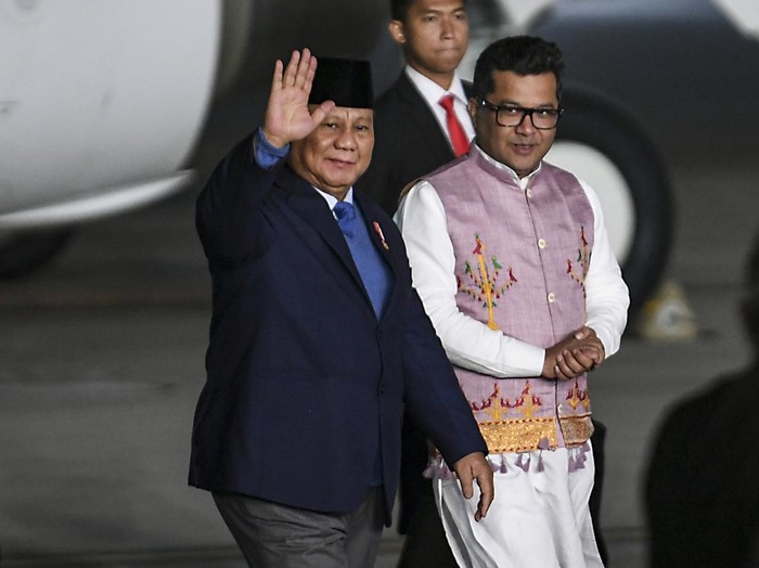 Presiden Prabowo Subianto (tengah) didampingi Menteri Negara untuk Urusan Luar Negeri India Pabitra Margherita (kedua kanan) menyaksikan tarian setibanya di Air Force Station Palam, New Delhi, India, Kamis (23/1/2025). Kunjungan Presiden Prabowo Subianto ke India itu untuk melakukan pertemuan bilateral dan menghadiri perayaan ke-76 Hari Republik India. ANTARA FOTO/Hafidz Mubarak A/nym.