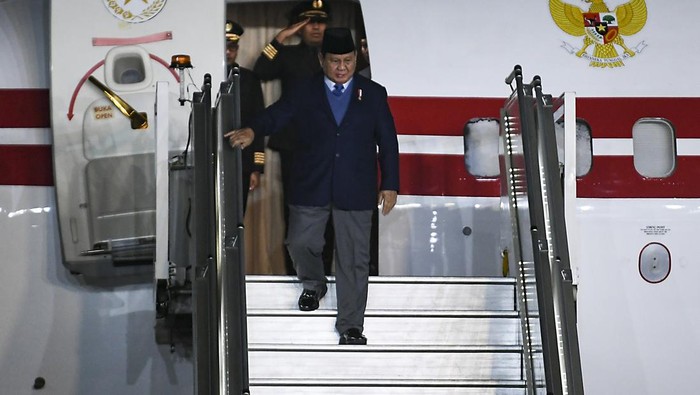 Presiden Prabowo Subianto (tengah) didampingi Menteri Negara untuk Urusan Luar Negeri India Pabitra Margherita (kedua kanan) menyaksikan tarian setibanya di Air Force Station Palam, New Delhi, India, Kamis (23/1/2025). Kunjungan Presiden Prabowo Subianto ke India itu untuk melakukan pertemuan bilateral dan menghadiri perayaan ke-76 Hari Republik India.  ANTARA FOTO/Hafidz Mubarak A/nym.