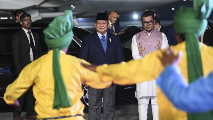 Presiden Prabowo Subianto (tengah) didampingi Menteri Negara untuk Urusan Luar Negeri India Pabitra Margherita (kedua kanan) menyaksikan tarian setibanya di Air Force Station Palam, New Delhi, India, Kamis (23/1/2025). Kunjungan Presiden Prabowo Subianto ke India itu untuk melakukan pertemuan bilateral dan menghadiri perayaan ke-76 Hari Republik India.  ANTARA FOTO/Hafidz Mubarak A/nym.