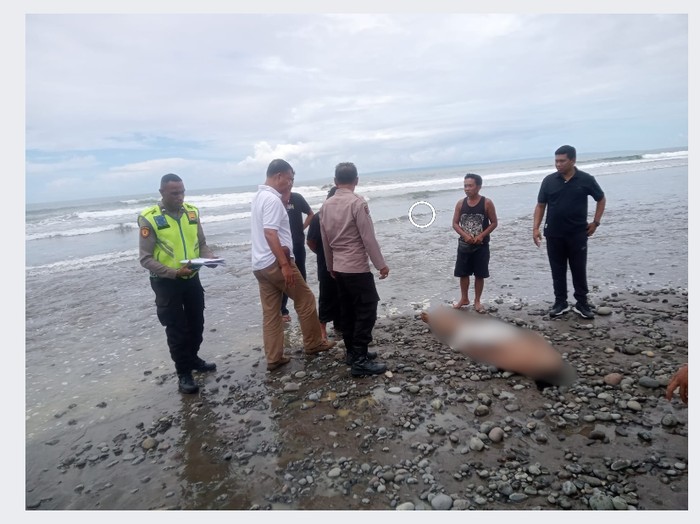 Jenazah pria asal Jember saat ditemukan tewas setelah terseret arus laut di Pantai Pulukan, Kecamatan Pekutatan, Kabupaten Jembrana, Bali, Jumat (24/1/2025).