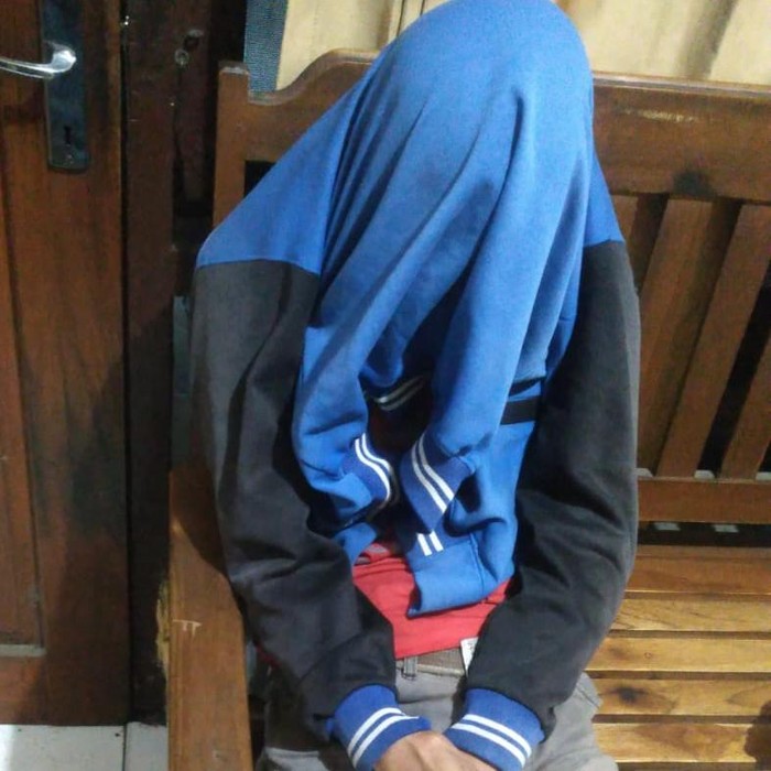 Pria yang diduga hendak mencuri di belakang UMY saat berada di Polsek Kasihan, Kamis (23/1/2025) malam.