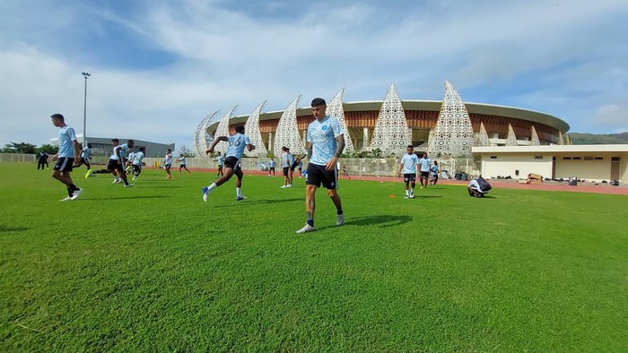 PSBS Biak latihan di kawasan Stadion Lukas Enembe jelang melawan PSIS Semarang dalam laga Liga 1 2024/2025.