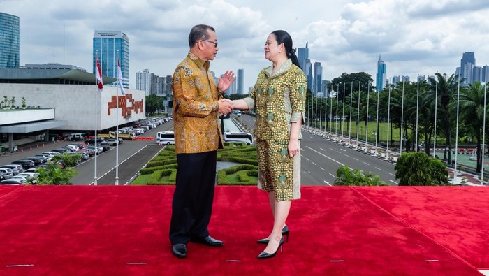 Ketua DPR RI, Puan Maharani menerima kunjungan dari Ketua Parlemen Singapura, Seah Kian Peng. Keduanya membahas soal hubungan bilateral antara kedua parlemen dalam menciptakan kestabilan di Asia Tenggara (ASEAN).