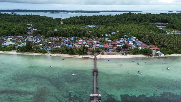 Pengunjung menyelam di kedalaman kawasan Goa Halo Tabung, Pulau Maratua, Berau, Kalimantan Timur